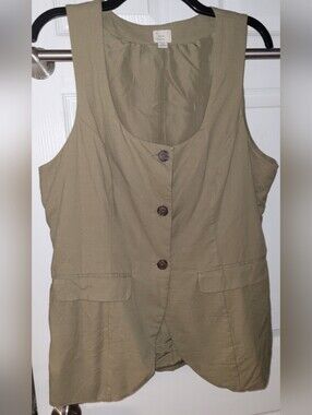 Sleeveless Button Front Utility Vest in Khaki